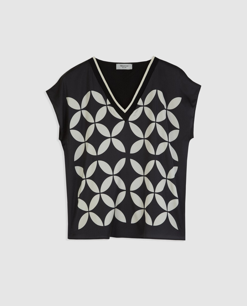 CAMISETA CON CUELLO EN PICO