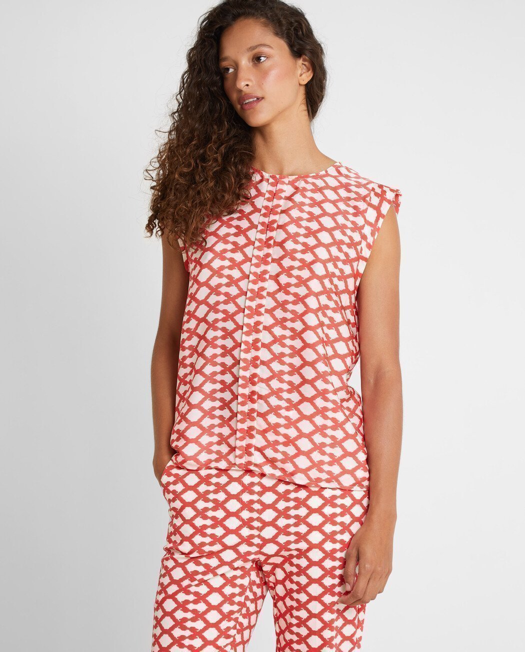 CAMISA SIN MANGAS ESTAMPADA