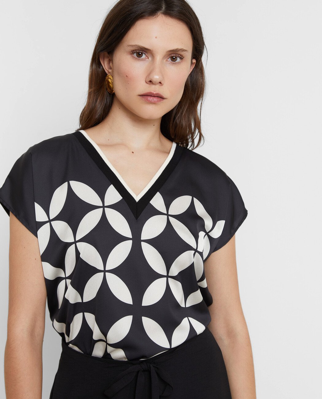 CAMISETA CON CUELLO EN PICO