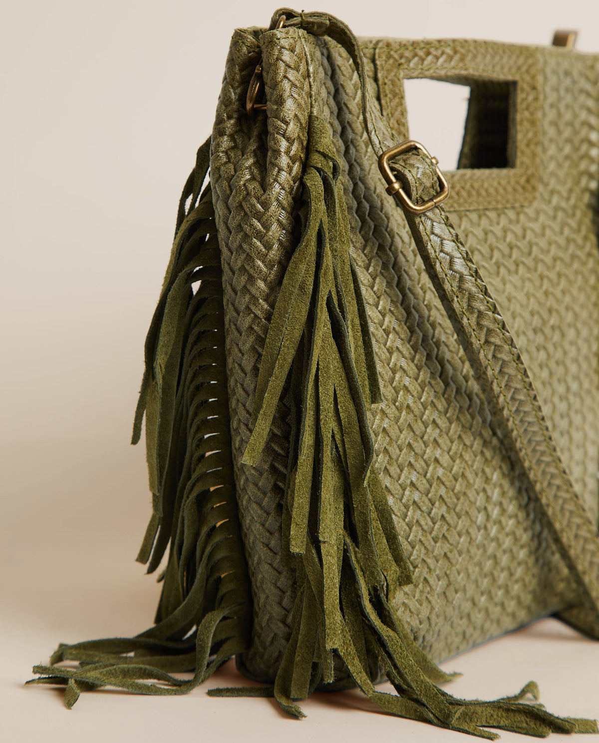 BOLSO TRENZADO CON FLECOS