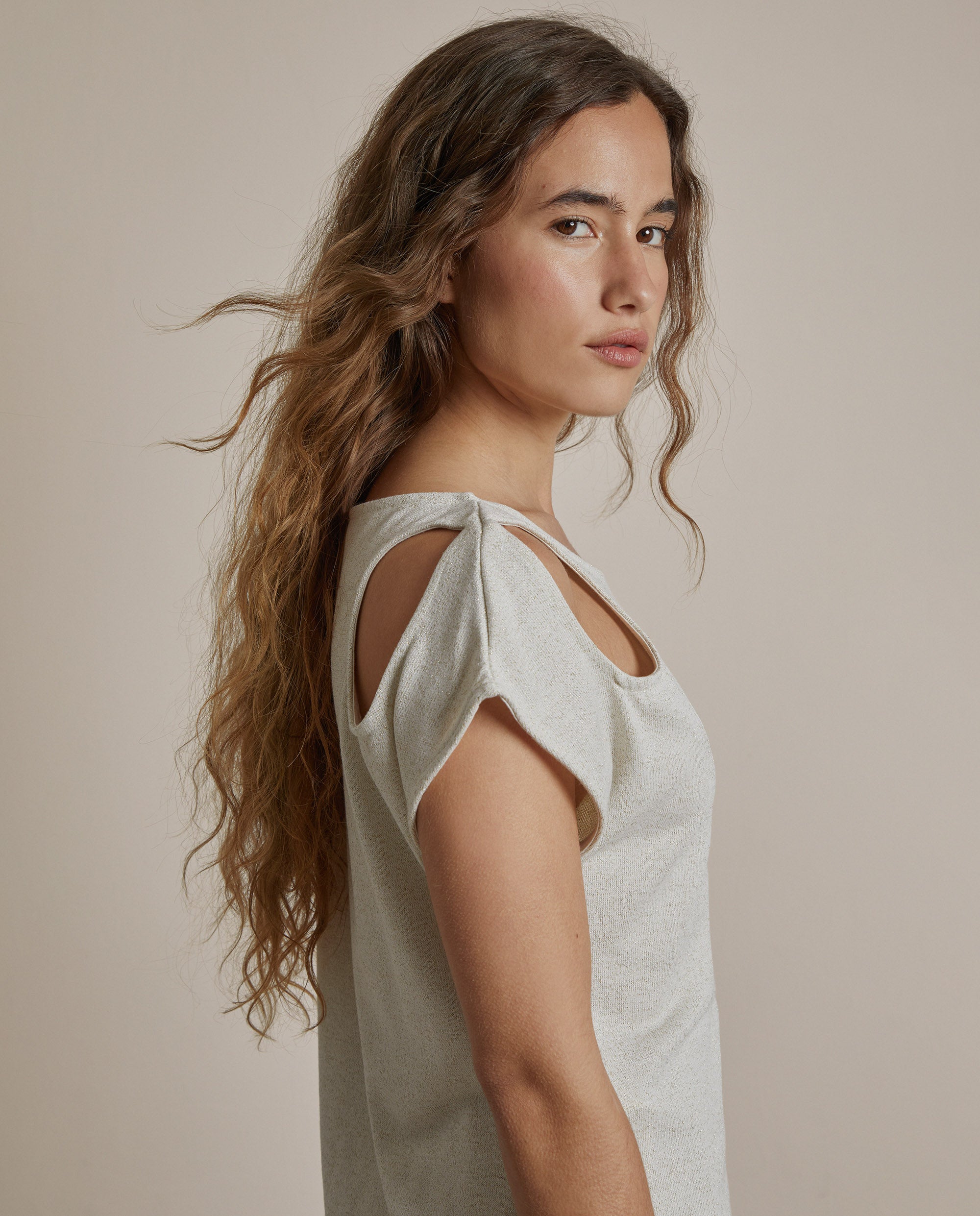 CAMISETA CUT OUT EN HOMBRO