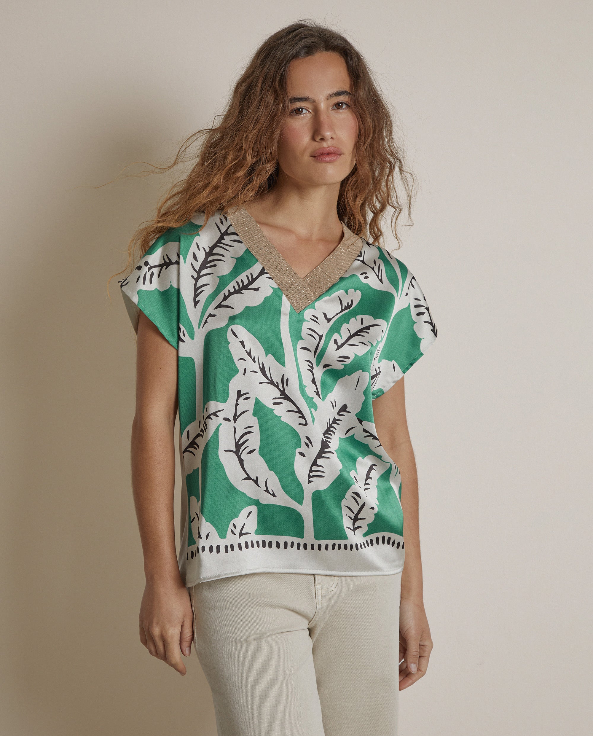 CAMISETA CUELLO BRILLO