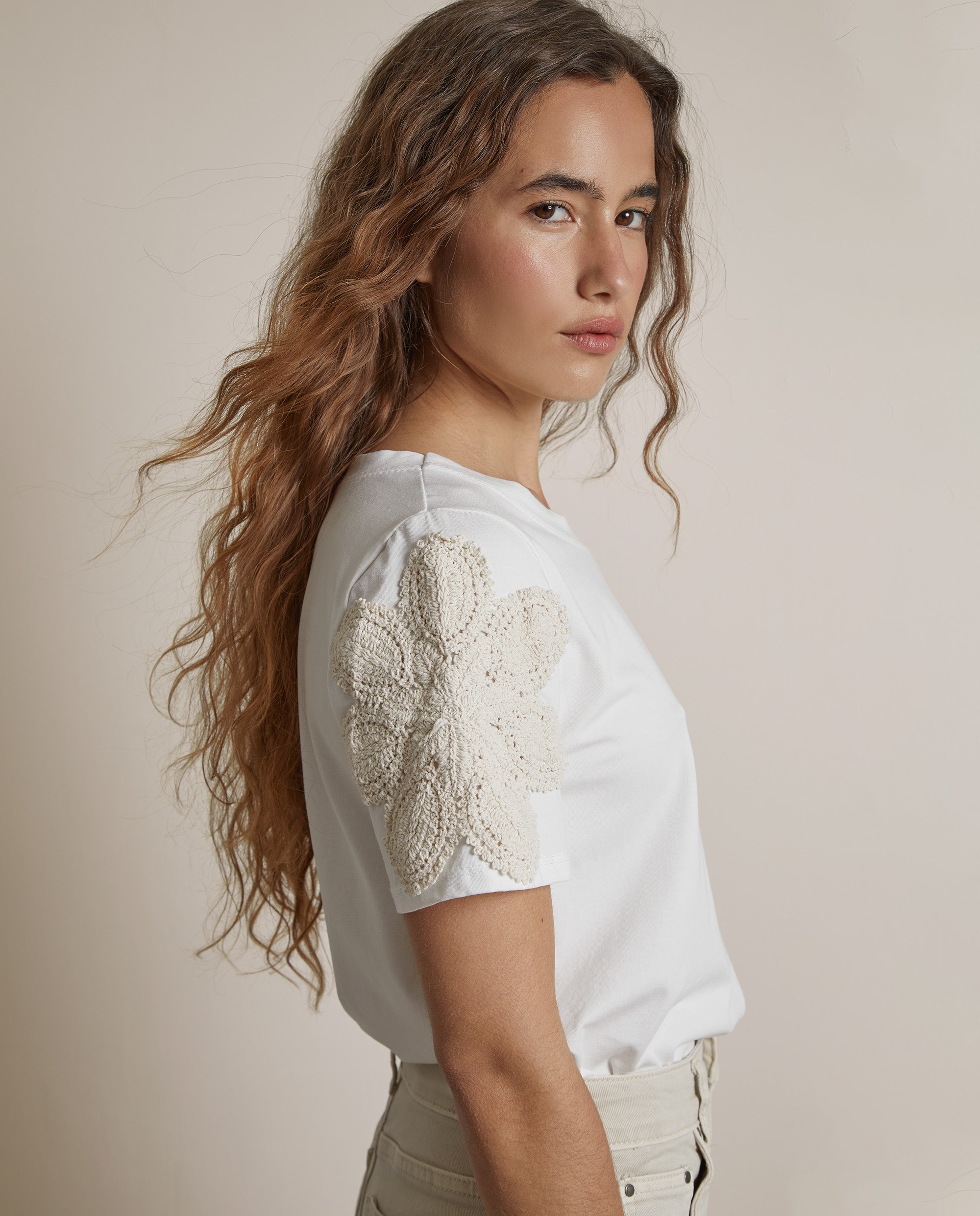 CAMISETA DETALLE MANGA