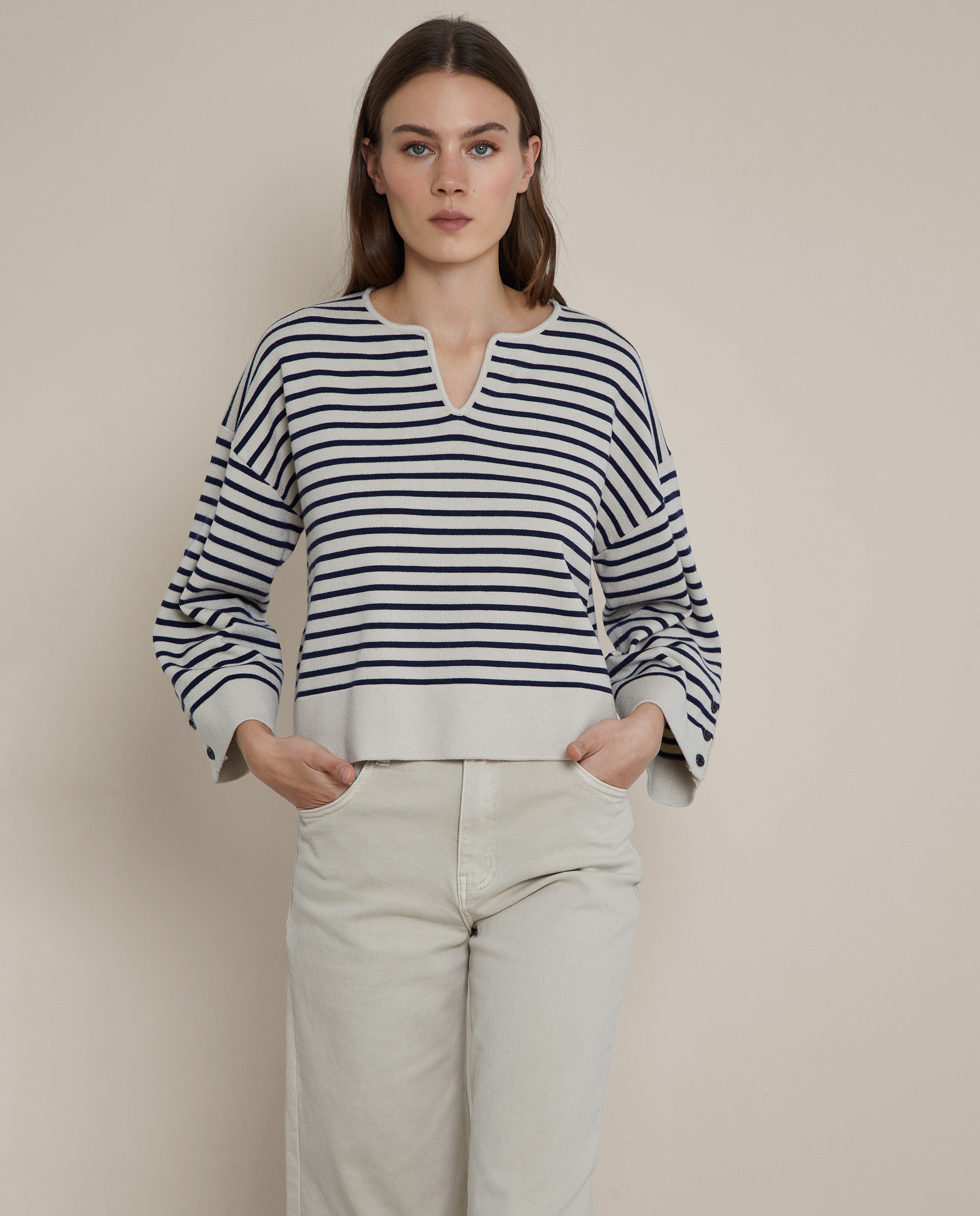 MAGLIA A RIGHE SCOLLO A V