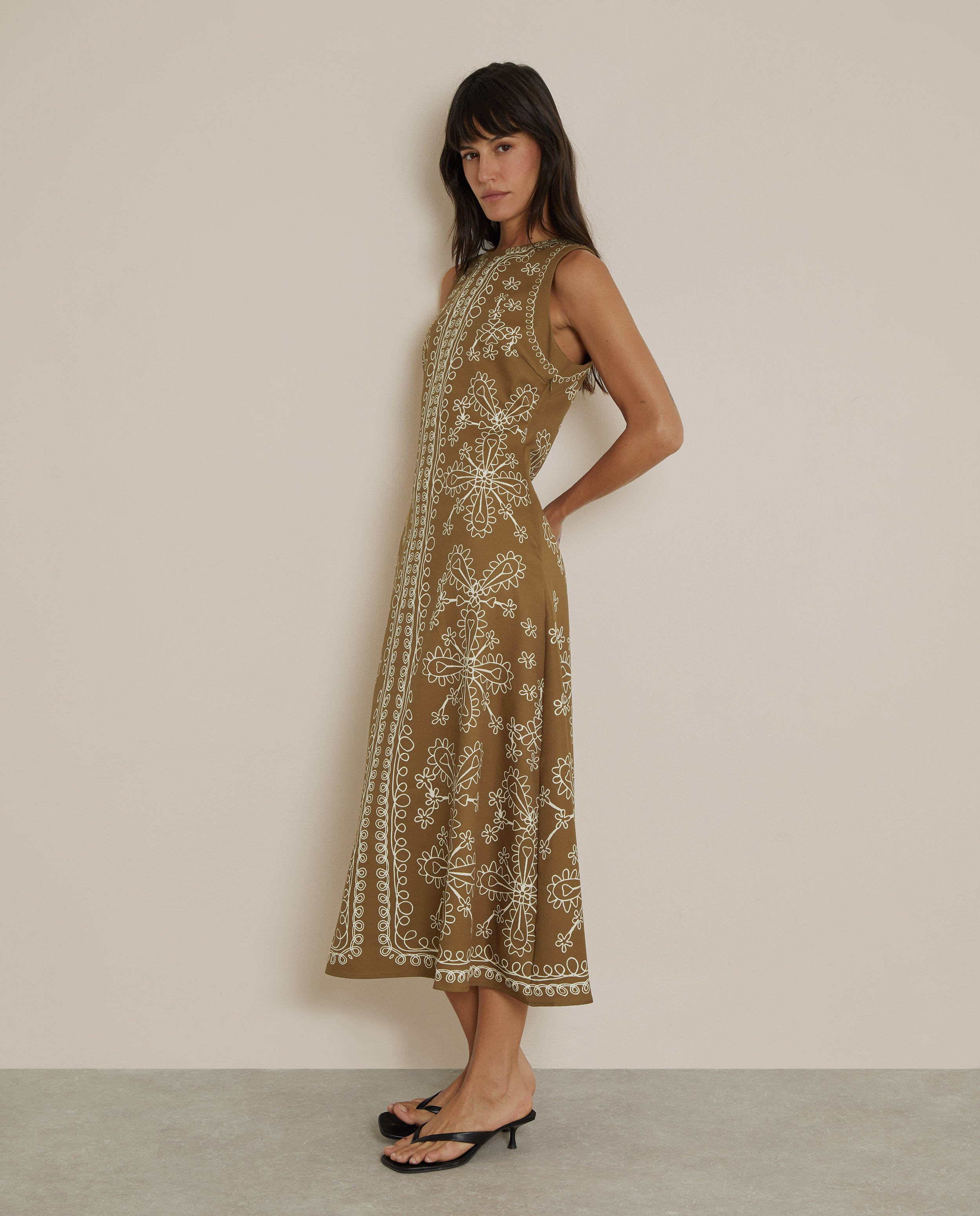 VESTIDO MIDI ESTAMPADO BORDADO