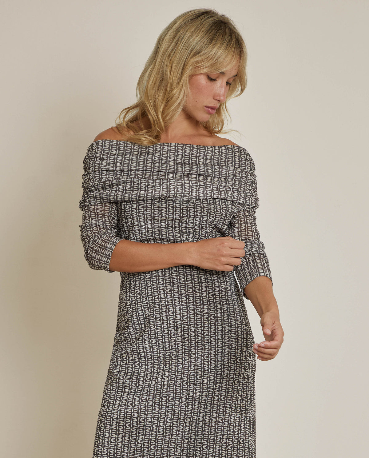 VESTIDO LARGO ESTAMPADO CON ESCOTE BARDOT