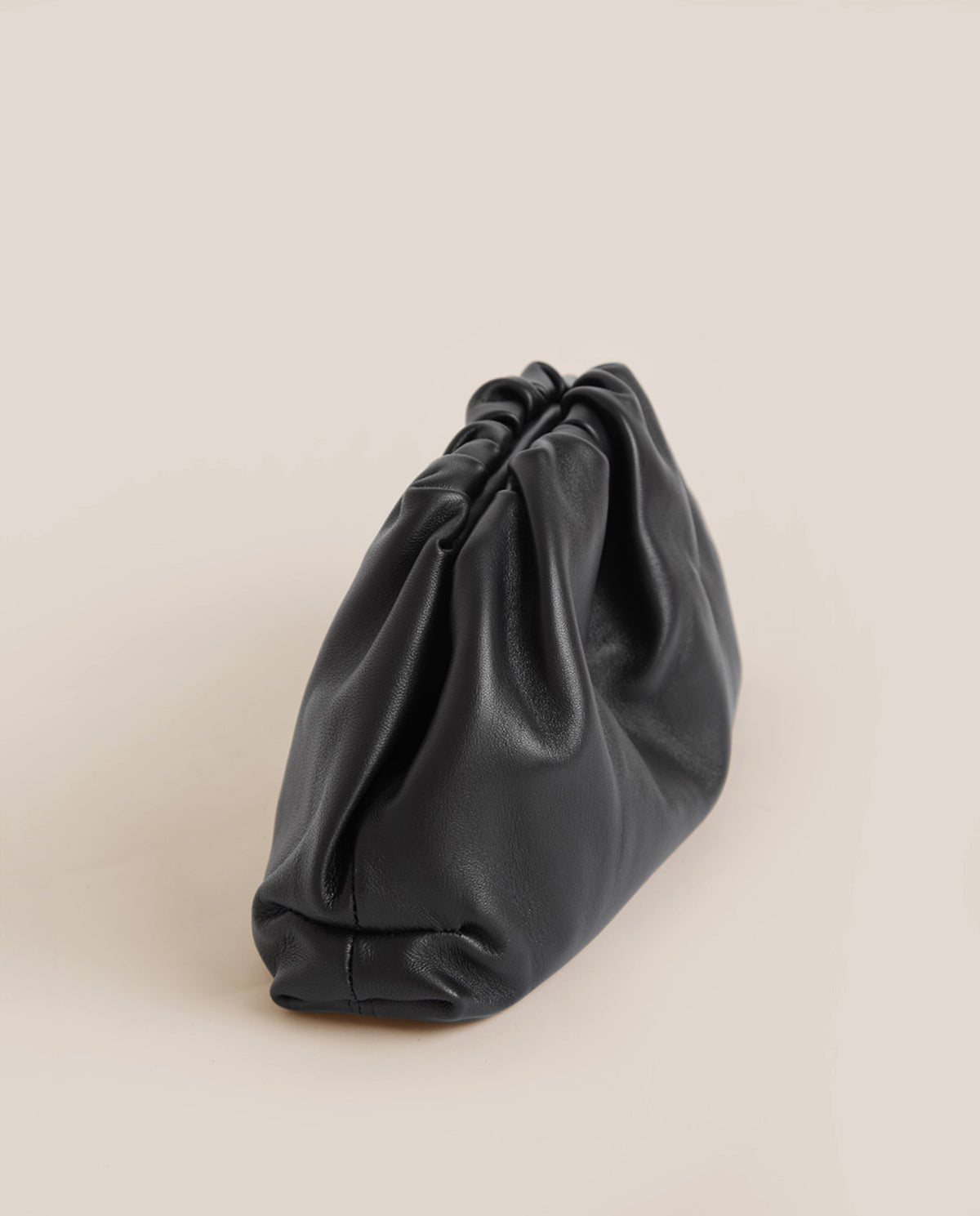 BOLSO CLUTCH DE PIEL FRUNCIDA