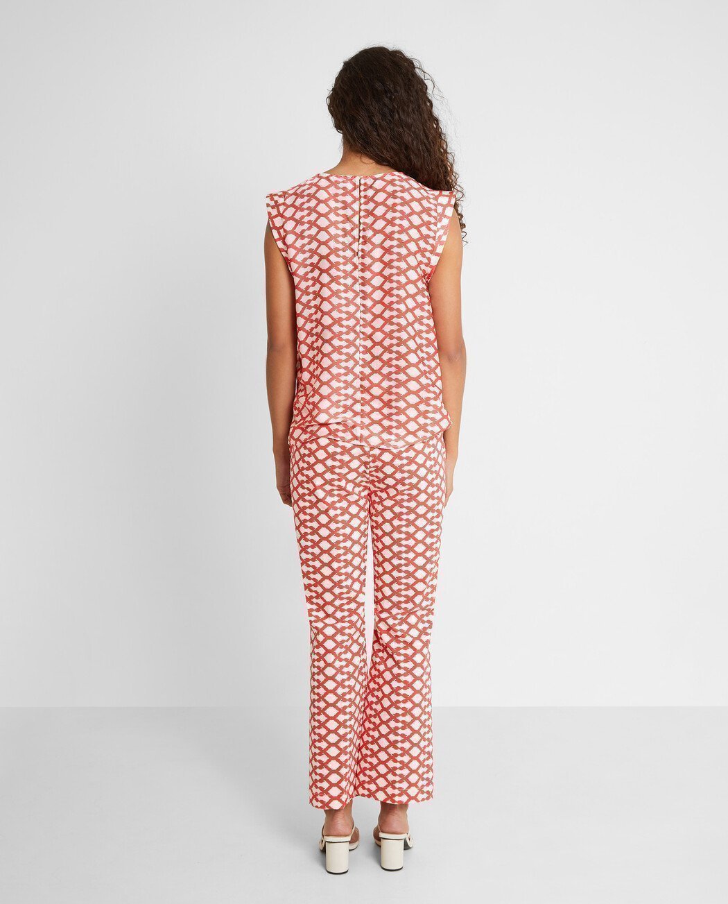 CAMISA SIN MANGAS ESTAMPADA