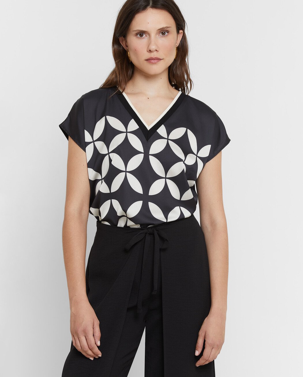 CAMISETA CON CUELLO EN PICO